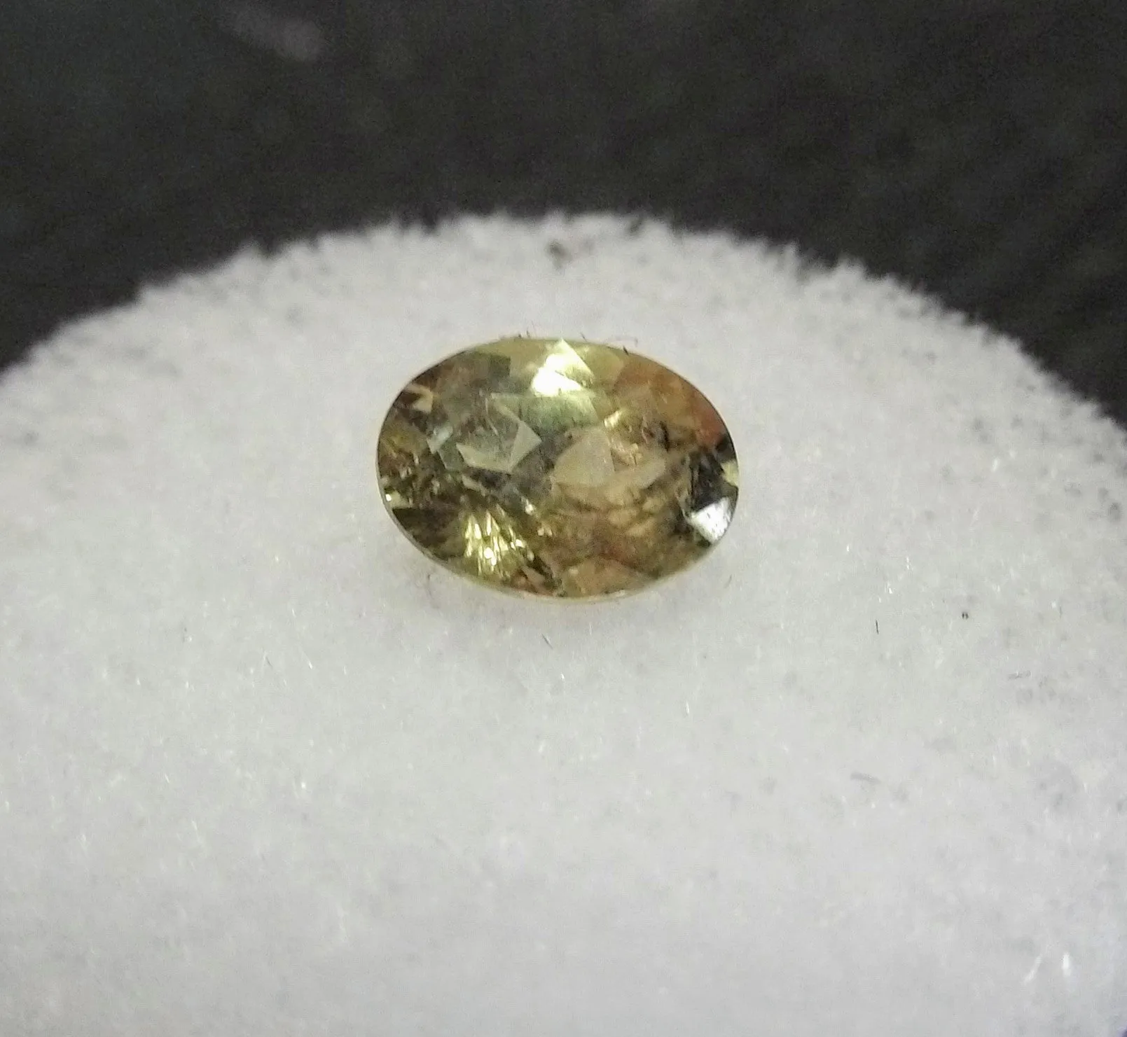 0.87ct YELLOW GREEN HEATED MONTANA SAPPHIRE